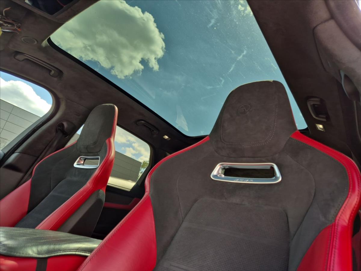Jaguar F-Pace 5,0 V8 AWD SVR 405 kW Jaguar F-Pace 5,0 V8 AWD SVR 405 kW