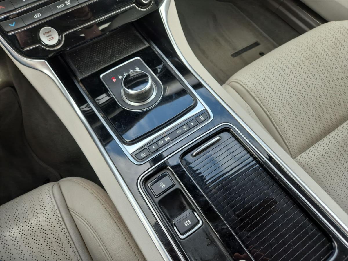 Jaguar XF 2,0 25t AWD Prestige Jaguar XF 2,0 25t AWD Prestige