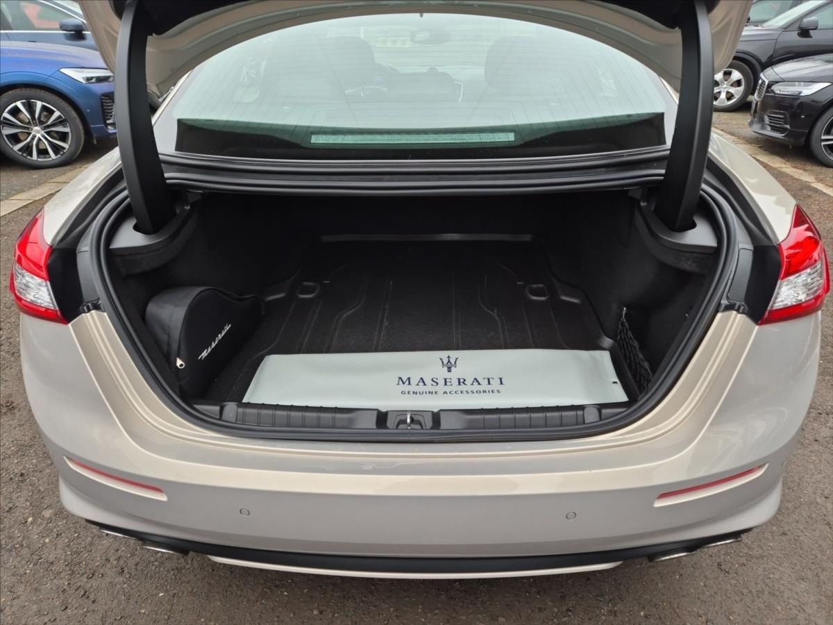 Maserati Ghibli 3,0 V6 Bi-turbo S Q4 (4x4) Maserati Ghibli 3,0 V6 Bi-turbo S Q4 (4x4)