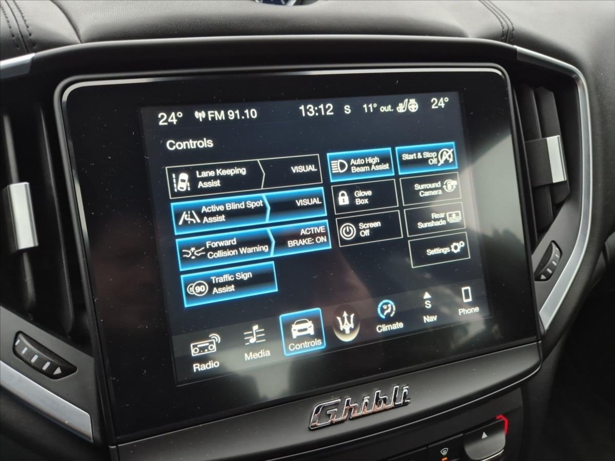 Maserati Ghibli 3,0 V6 Bi-turbo S Q4 (4x4) Maserati Ghibli 3,0 V6 Bi-turbo S Q4 (4x4)