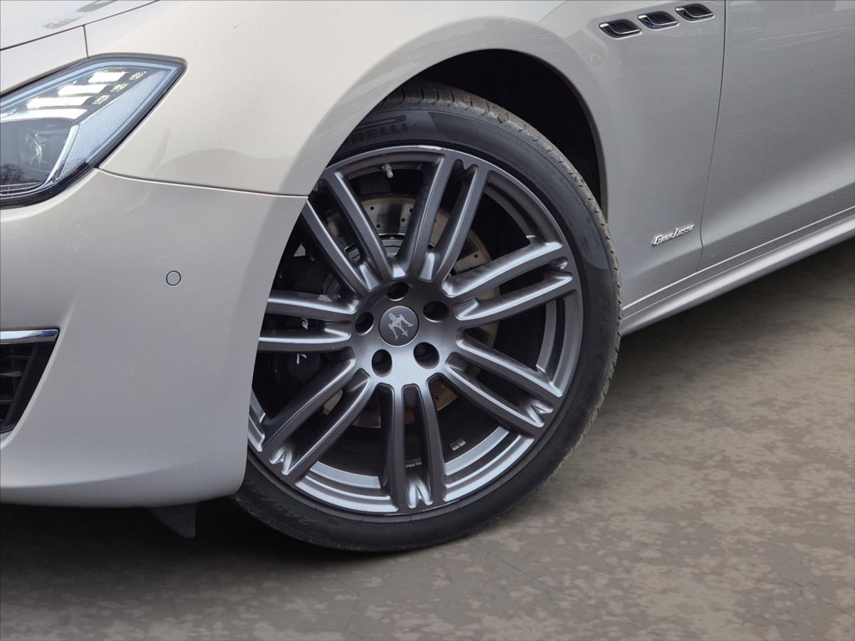 Maserati Ghibli 3,0 V6 Bi-turbo S Q4 (4x4) Maserati Ghibli 3,0 V6 Bi-turbo S Q4 (4x4)