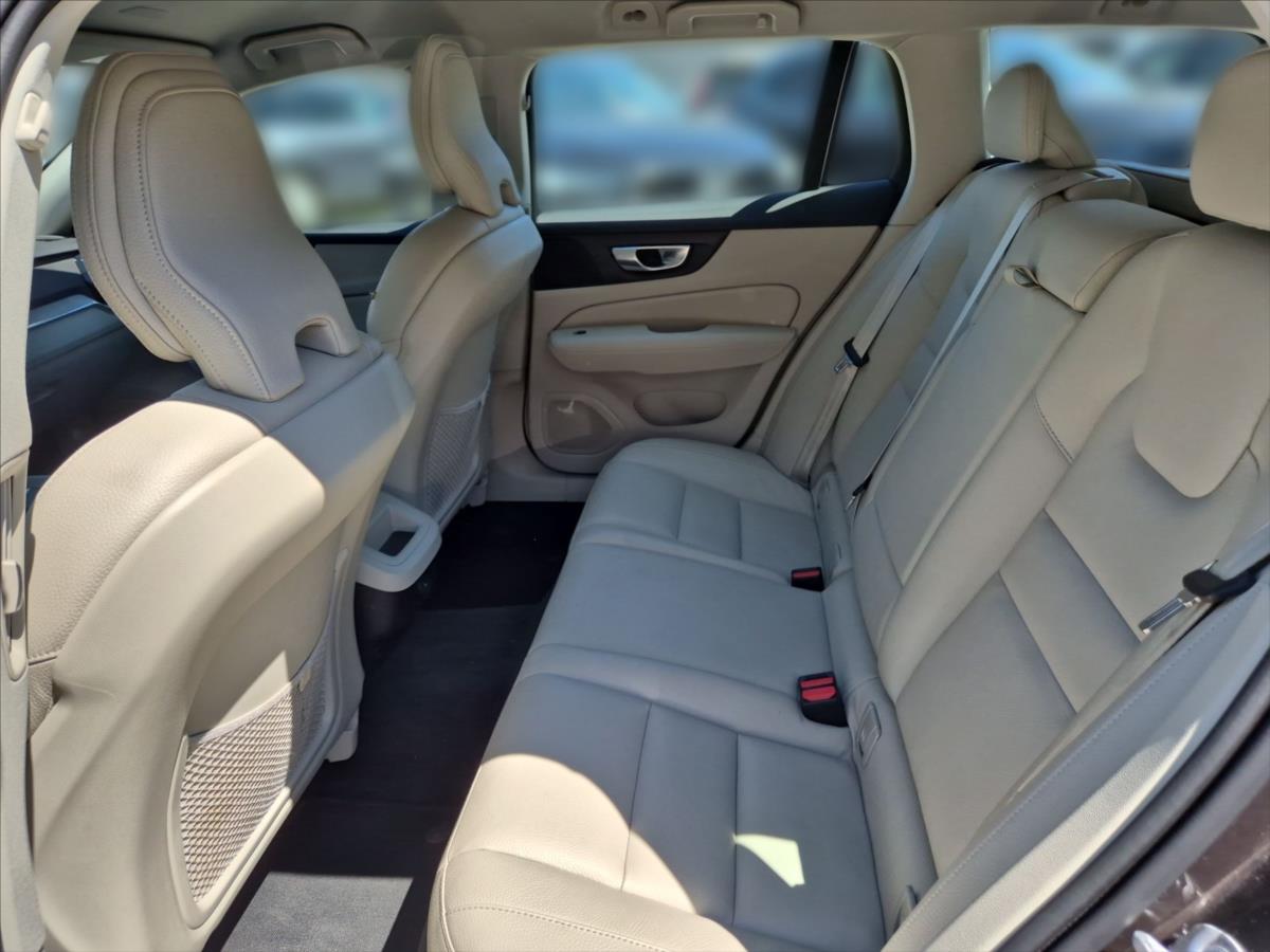 Volvo V60 2,0 B4 Plus Dark benzin Volvo V60 2,0 B4 Plus Dark benzin